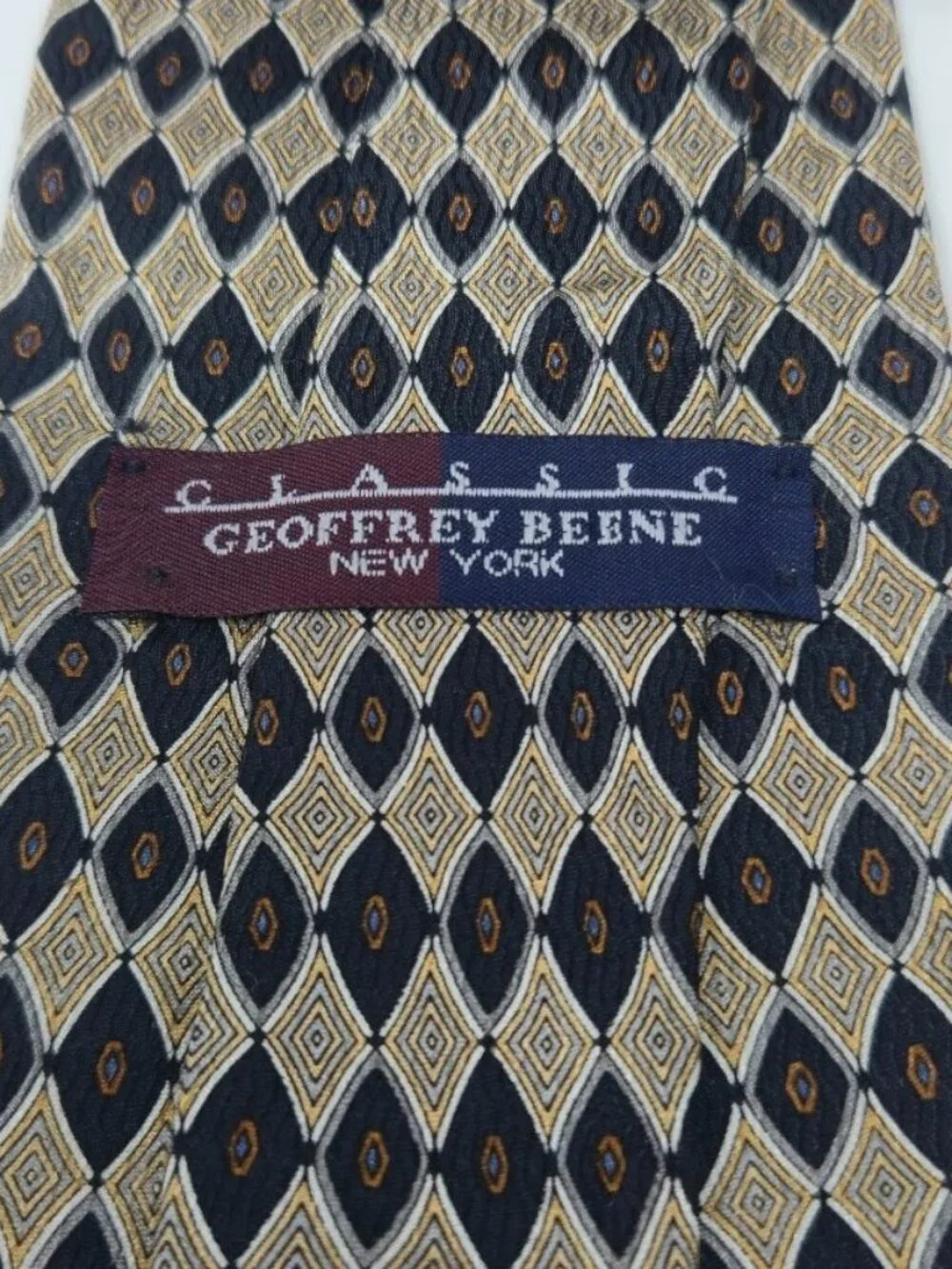 Classic Geoffrey Beene New York Diamond Lattice Geometric Tie